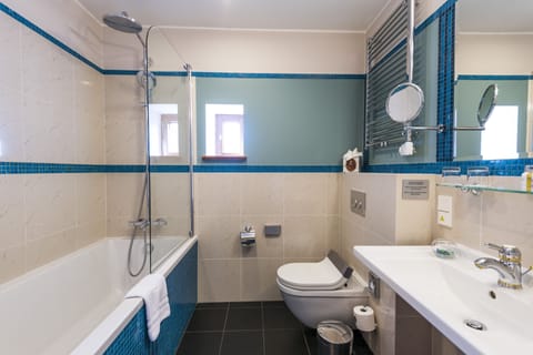 Grand Double or Twin Room (Deluxe) | Bathroom | Combined shower/tub, designer toiletries, hair dryer, bathrobes
