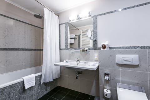 Deluxe Double or Twin Room | Bathroom | Combined shower/tub, designer toiletries, hair dryer, bathrobes