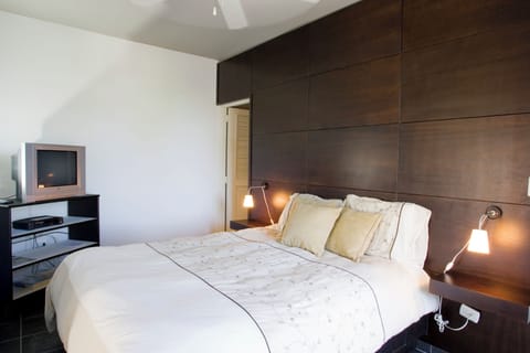 Junior Suite, 1 Bedroom, Balcony | 1 bedroom, in-room safe, iron/ironing board, free cribs/infant beds
