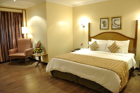 Egyptian cotton sheets, premium bedding, Tempur-Pedic beds, minibar