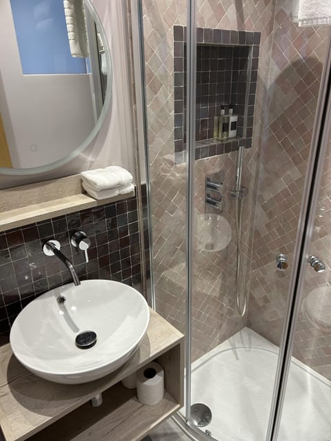 Deluxe Double Room, 1 Bedroom | Bathroom | Designer toiletries, hair dryer, bathrobes, towels