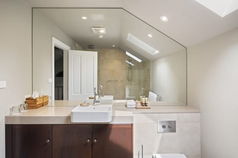 Loft Room | Bathroom | Shower, free toiletries, hair dryer, bathrobes
