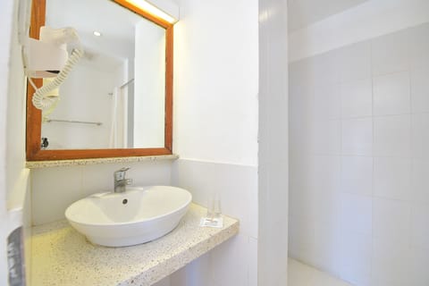 Superior Room | Bathroom | Shower, free toiletries, hair dryer, bidet