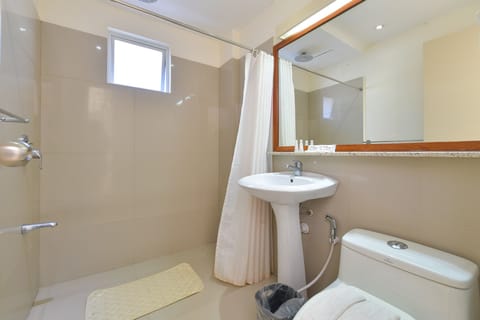 Ocean View Twin Room | Bathroom | Shower, free toiletries, hair dryer, bidet