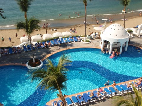 Outdoor pool, open 8:00 AM to 9:00 AM, sun loungers