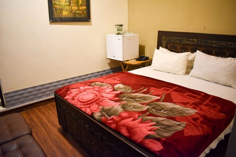 Executive Twin Room | Desk, iron/ironing board, bed sheets