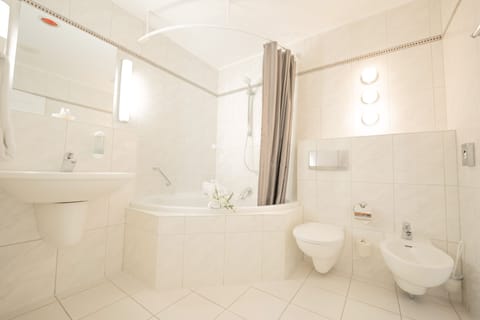 Combined shower/tub, free toiletries, hair dryer, bidet