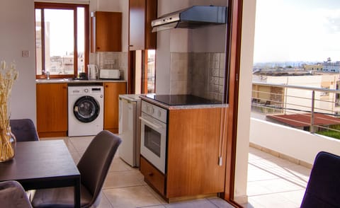 City Studio | Private kitchen | Mini-fridge, oven, stovetop, electric kettle