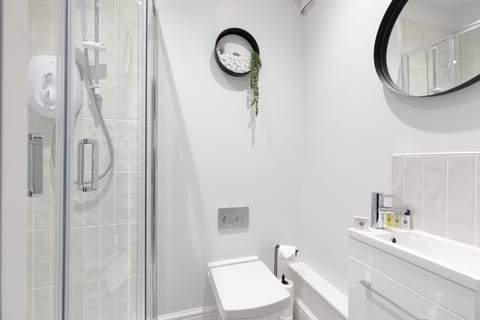 Luxury Apartment | Bathroom | Shower, free toiletries, hair dryer, towels