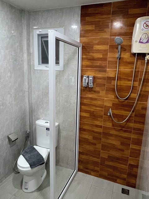 Basic Bungalow | Bathroom | Shower, rainfall showerhead, free toiletries, hair dryer