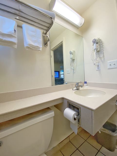 Standard Room, 1 Queen Bed, Smoking | Bathroom | Shower, free toiletries, hair dryer, towels