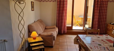 Suite, Ensuite, Vineyard View (Rosacker) | Living area | 50-cm LCD TV with digital channels, TV