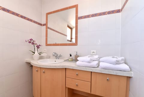 Suite, Ensuite, Vineyard View (Rosacker) | Bathroom | Shower, hair dryer, towels, soap