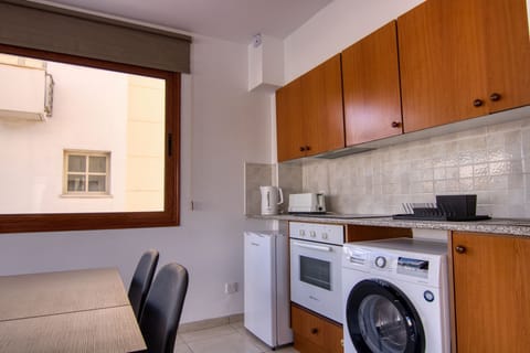 City Studio | Private kitchen | Mini-fridge, oven, stovetop, electric kettle