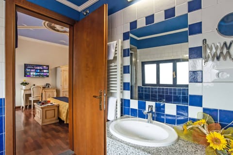 Superior Double Room | Bathroom | Free toiletries, hair dryer, bidet, towels