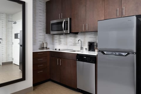 Full-size fridge, microwave, stovetop, dishwasher