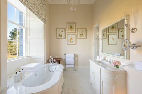 Romantic Suite | Bathroom | Separate tub and shower, designer toiletries, bathrobes, slippers