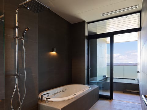 Premier Suite with Onsen Open-Air Bath (Lake View) East Wing, Non-Smoking | Bathroom | Free toiletries, hair dryer, bidet, towels