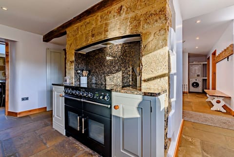 Stonewell Farmhouse Kitchen - StayCotswold