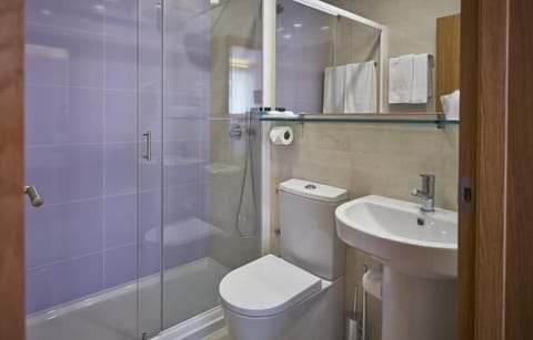 Triple Room | Bathroom | Shower, hair dryer, towels