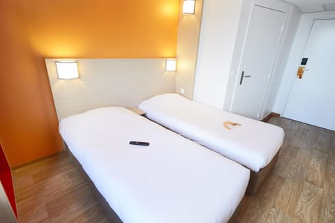 Standard Room, 2 Twin Beds | Desk, soundproofing, iron/ironing board, free WiFi