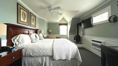 Deluxe King - Fireplace | Premium bedding, in-room safe, iron/ironing board, free WiFi