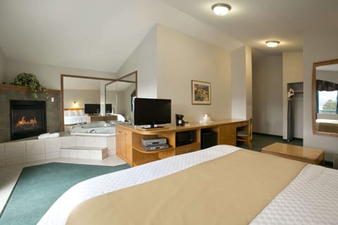 Suite, 1 Queen Bed, Non Smoking, Hot Tub | Desk, soundproofing, iron/ironing board, free WiFi