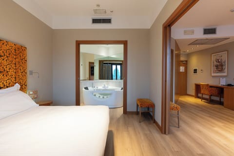 Suite (Master) | Minibar, in-room safe, desk, soundproofing