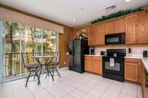 Condo, 3 Bedrooms, 2 Bathrooms | Private kitchen | Full-size fridge, microwave, oven, stovetop