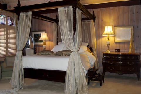 Deluxe Suite, 1 Queen Bed | Blackout drapes, soundproofing, free WiFi, bed sheets