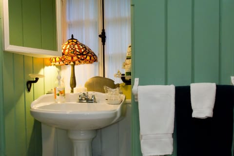 Suite, 1 Queen Bed | Bathroom sink