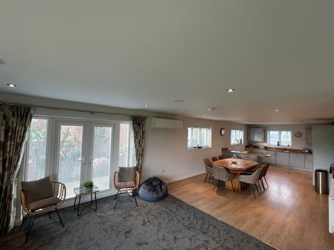 Lounge (air conditioned)