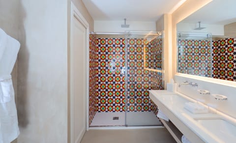 Junior Suite | Bathroom | Shower, rainfall showerhead, hair dryer, bathrobes