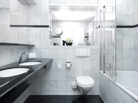 Doppelzimmer Comfort | Bathroom | Bathtub, hair dryer, bathrobes, slippers