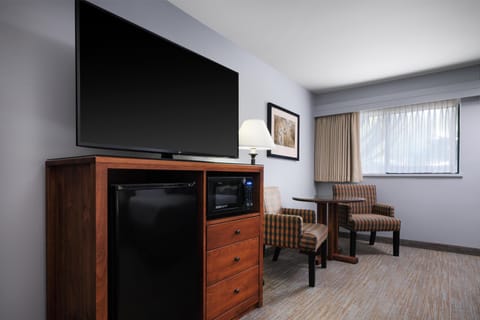 Standard Room, 2 Queen Beds, Bathtub (Sub Level, No Pets) | 1 bedroom, desk, laptop workspace, free WiFi