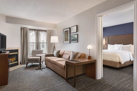 Suite, 2 Bedrooms | Pillowtop beds, in-room safe, desk, blackout drapes