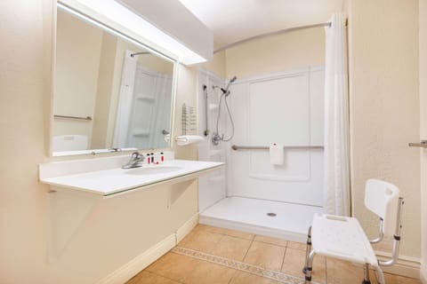 Combined shower/tub, hair dryer, towels