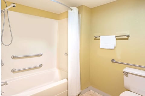 Combined shower/tub, hair dryer, towels