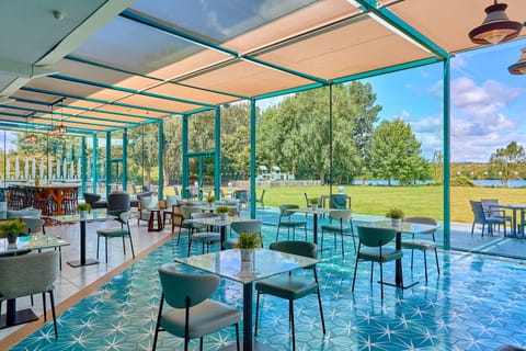 Breakfast, lunch and dinner served