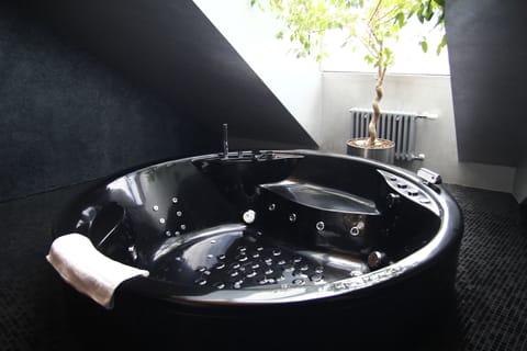 Private spa tub