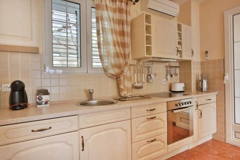 Signature Apartment, 4 Bedrooms, Beachside | Private kitchen | Stovetop, electric kettle, highchair