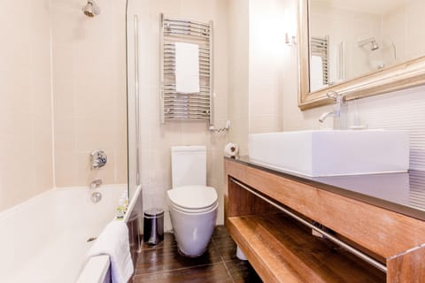 Chambre standard Nord - 2 personnes | Bathroom | Shower, free toiletries, hair dryer, towels