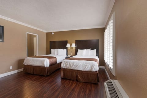 Deluxe Room, 2 Queen Beds, Non Smoking | Room amenity