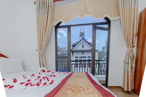 City Quadruple Room | Egyptian cotton sheets, premium bedding, down comforters, desk