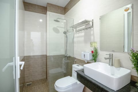 Standard Double Room, 1 Bedroom | Bathroom | Rainfall showerhead, designer toiletries, hair dryer, slippers