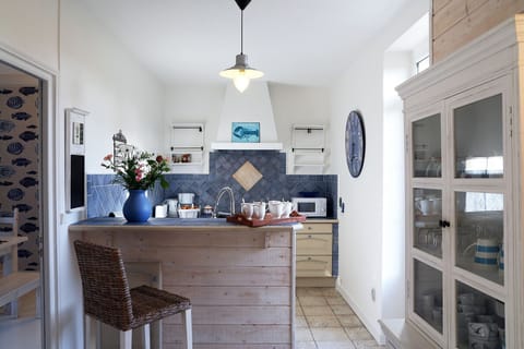 Independent equipped kitchen, direct access to the garden