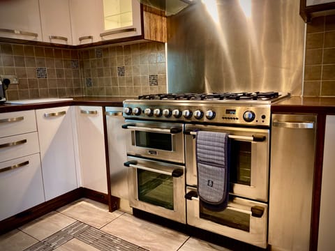 House | Private kitchen | Fridge, microwave, oven, stovetop