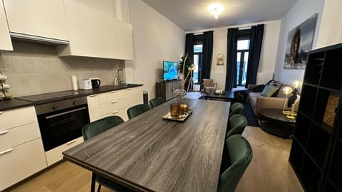 Deluxe Apartment, 2 Bedrooms | Dining room