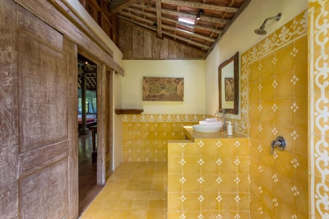 Family Triple Room | Bathroom | Free toiletries