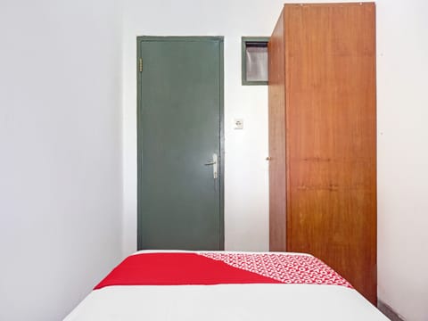 Economy Single Room | Free WiFi, bed sheets